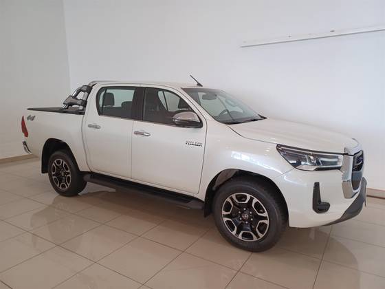 TOYOTA HILUX 2.8 D-4D TURBO DIESEL CD SRX 4X4 AUTOMÁTICO TOYOTA HILUX 2.8 D-4D TURBO DIESEL CD SRX 4X4 AUTOMÁTICO